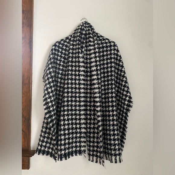 Express Houndstooth Blanket Scarf Black White Soft Fuzzy Shawl Wrap Winter - Picture 2 of 6